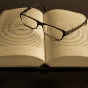 Gafas y libro, lectura tradicional