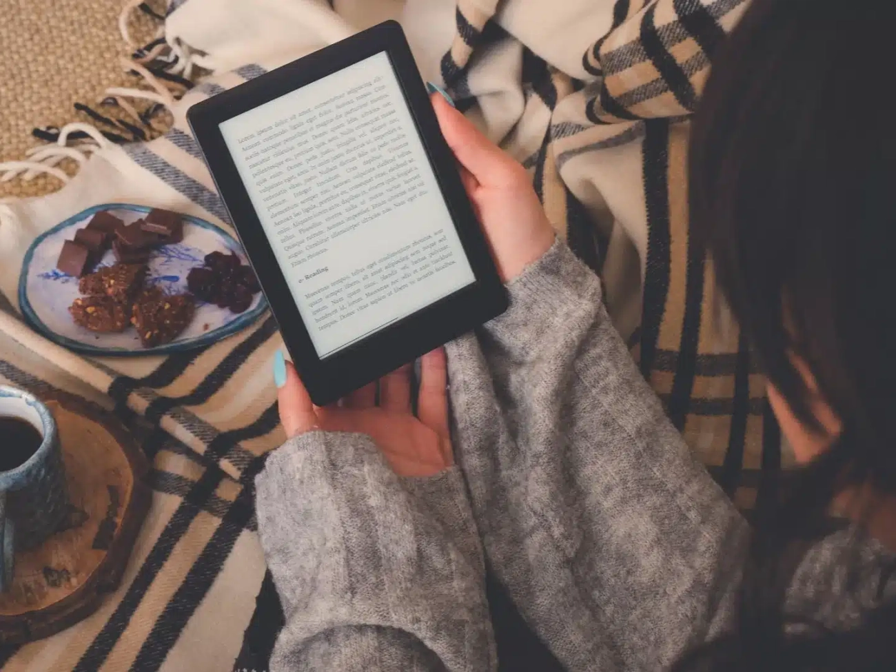 Chica leyendo en su ebook