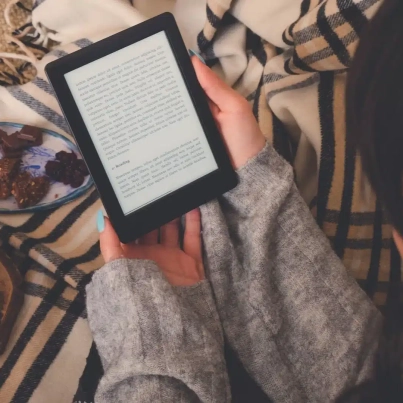 Chica leyendo en su ebook