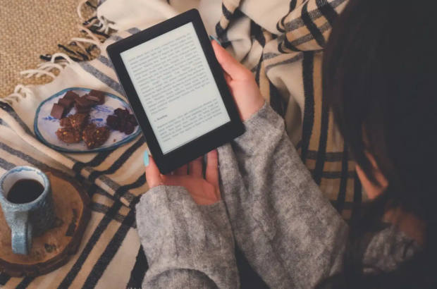 Chica leyendo en su ebook