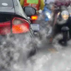 Coche echando humo. La nueva normativa de la UE atenta.