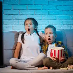 Reacción de dos niños ante la calidad de imagen