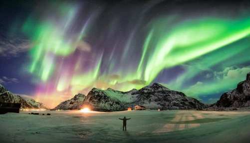 Una persona disfruta la aurora boreal